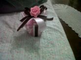 Pote de plástico com bala de coco e rosa de biscuit