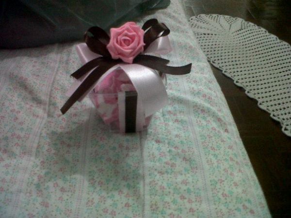 Pote de plástico com bala de coco e rosa de biscuit
